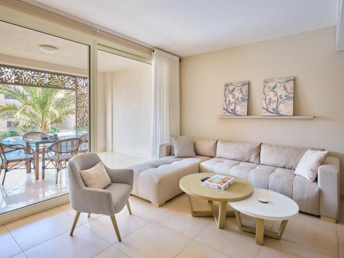 a living room with a couch and a table at Boutique Residence Mangroovy-Lemon Spaces Gouna in Hurghada