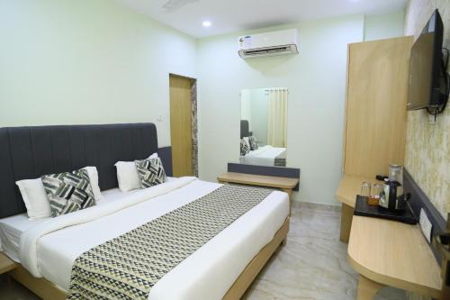 una habitación de hotel con una cama y un televisor en Hotel Shree Khodiyar By Rangoli Udaipur, en Udaipur