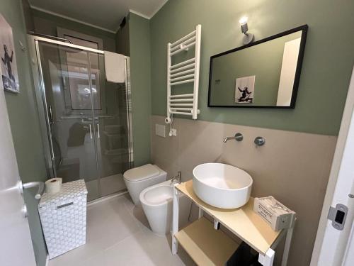 Un baño con lavabo, inodoro y ducha. en Duecento Rooms, en Palermo