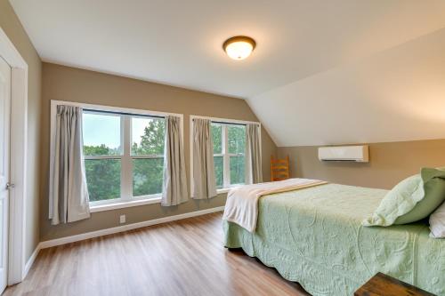 une chambre avec un lit et deux fenêtres dans l'établissement Long-Range Views Blue Ridge Mtn Cabin with 3 Decks, à Bakersville