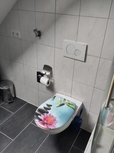 エルヒンゲンにあるRadlernestのバスルーム(花のついたトイレ付)