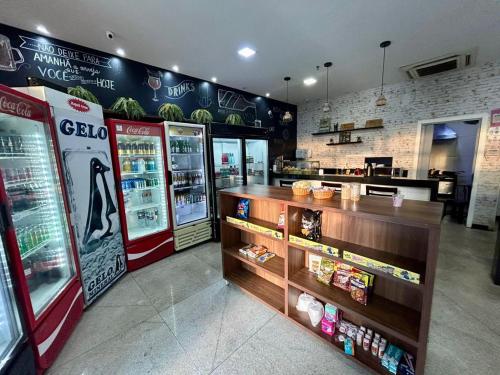 a fast food restaurant with a counter in a store at Apartamento com Piscina - Melhor Localização in Brasilia