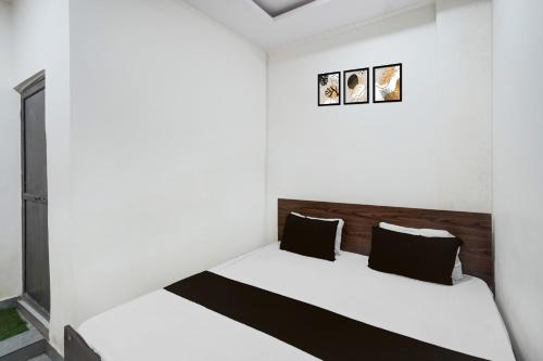 Ένα ή περισσότερα κρεβάτια σε δωμάτιο στο HOTEL O MAJESTIC INN