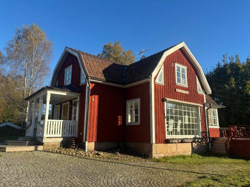 a red house with a black roof at Kopperhemmets Gård in Holmared