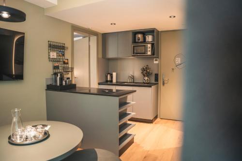 Кухня или мини-кухня в HOP Apartments & Suites
