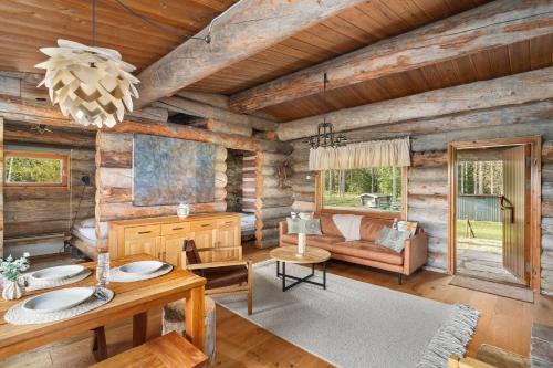 Χώρος καθιστικού στο Suvantokoto Riverside Log Cabin