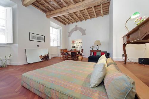 un ampio soggiorno con letto e tavolo di Relais Popolo - Suite di Lusso a Roma