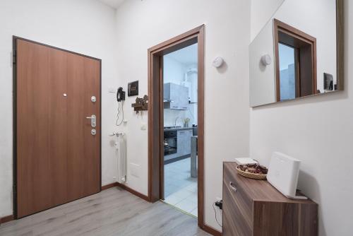 Habitación con pasillo con puerta y cocina en Casa Diba - Como nel Cuore, en Como