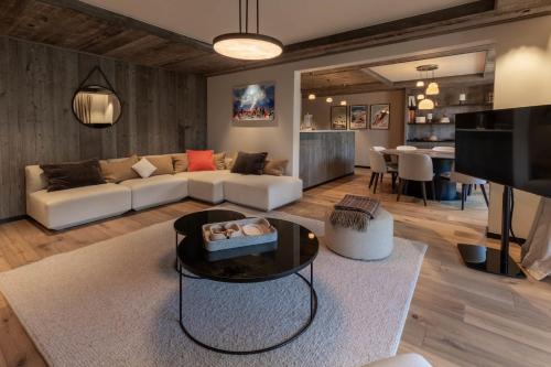 ein Wohnzimmer mit Sofa und Tisch in der Unterkunft Antares Ursa 201 in Méribel