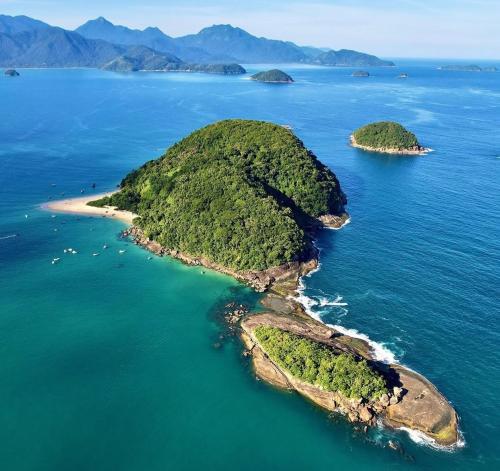 an island in the middle of the ocean at ALOHA#Sossego in Ubatuba