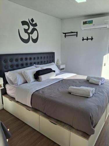 - un grand lit dans une chambre blanche avec un grand lit dans l'établissement Ecos de Mar Refugios, à Puerto Pirámides