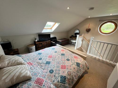 une chambre avec un lit avec une couette dessus dans l'établissement Rural Cottage-Full Kitchen-Pets Ok-Paddock, à Shrewsbury