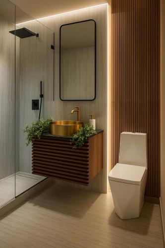 Vannituba majutusasutuses 3 KING Beds Free parking Stay close and stay cozy