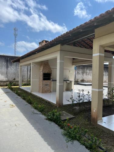 een huis met een open haard in een tuin bij Apartamento dois quartos com uma suíte in Ananindeua