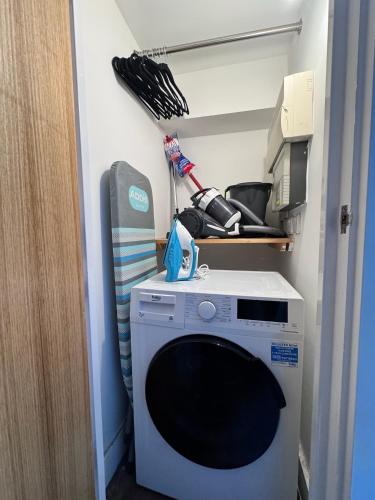 a laundry room with a washing machine in a room at Luxury 2Bed, 2Bath Flat in Greenwich London in Woolwich