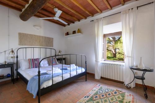 サン・ジョヴァンニ・ダッソにあるAlloggio Val D'orcia con Balcone Panoramico 6' Posti Lettoのベッドルーム1室(金属製ベッド1台、窓付)