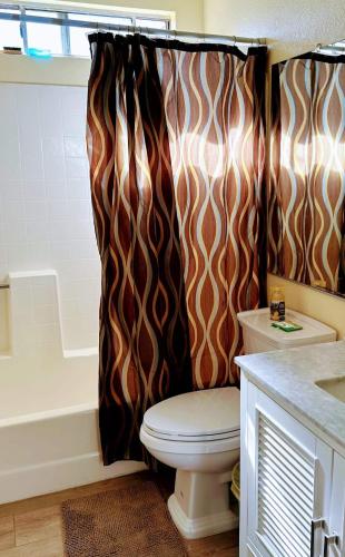 Salle de bains dans l'établissement Be Our Guest-Shared Home Tampa
