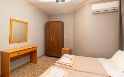 a bedroom with a bed and a dresser and a mirror at Casa Loma in Triánta