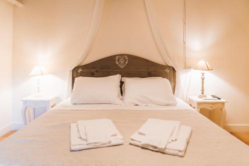 a bedroom with a bed with two towels on it at Villa Nena in Tolentino