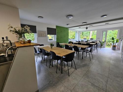 Un restaurante o sitio para comer en Apartmány u Mravence