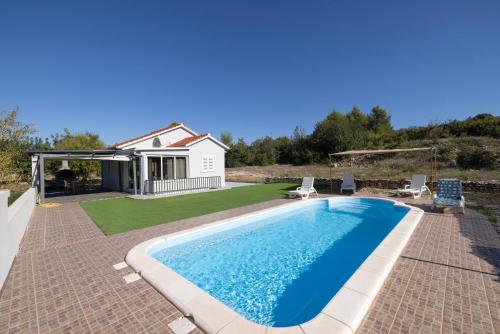 Kolam renang di atau dekat dengan Nane Garden house with heated pool