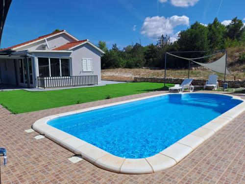 Kolam renang di atau dekat dengan Nane Garden house with heated pool
