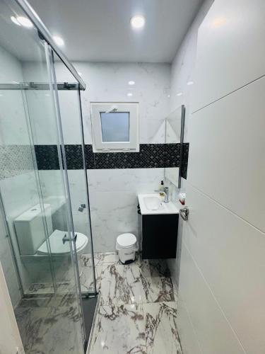 a bathroom with a sink and a shower at Aladín House Vinaròs playa in Vinarós