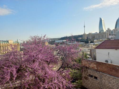 Vue générale sur Baku ou vue de la ville depuis le séjour chez l'habitant