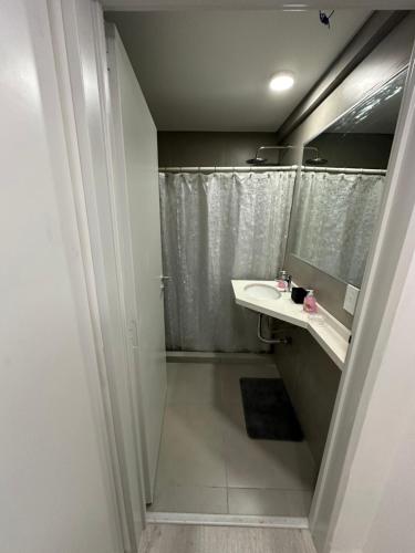ein kleines Badezimmer mit Waschbecken und Spiegel in der Unterkunft MOVISTAR ARENA PREMIUM THAMES 56 7 piso 713 Cocheras y Seguridad in Buenos Aires