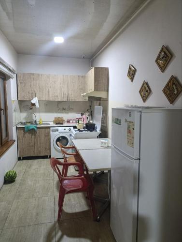 Кухня или мини-кухня в Caravan Hostel
