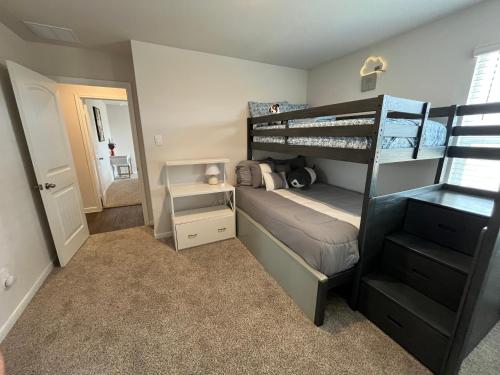 Una cama o camas en una habitación de New 4BR Walk to Community Pool & Playground