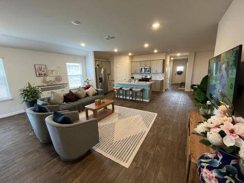 Una televisión o centro de entretenimiento en New 4BR Walk to Community Pool & Playground