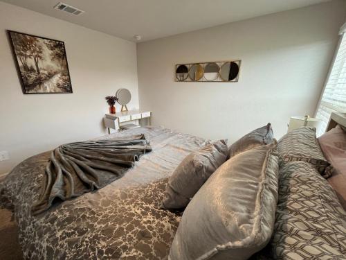 Un lugar para sentarse en New 4BR Walk to Community Pool & Playground