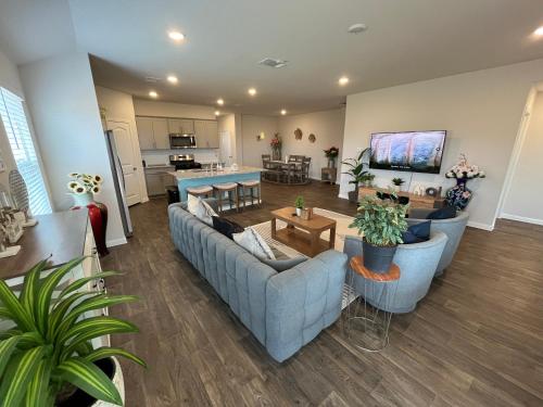 Una televisión o centro de entretenimiento en New 4BR Walk to Community Pool & Playground