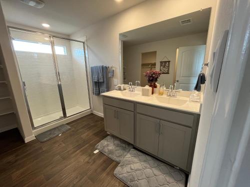 Un baño de New 4BR Walk to Community Pool & Playground