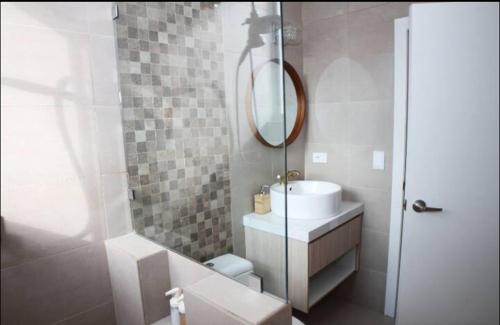 un bagno con wc, lavandino e doccia di Oceanfront Apartment 2BR 2BA at Jama Campay includes Resort Access a Jama