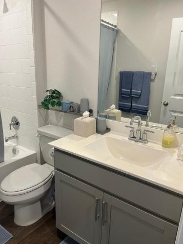 Un baño de New 4BR Walk to Community Pool & Playground