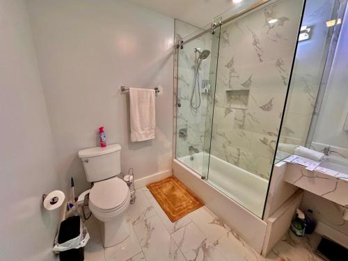 Un baño de The Classy Suite - 2BR with Free Parking
