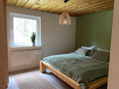 NeubäuにあるFerienhaus am Neubäuer Seeのベッドと窓のある寝室