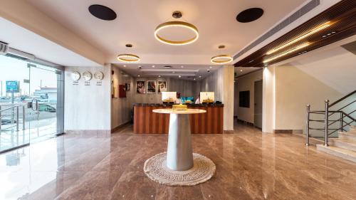a lobby with a table in the middle of a room at Mirada Gold Hotel - Albaghdadiyah in Jeddah