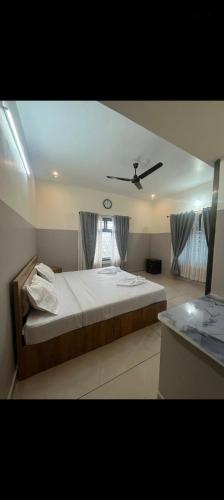 a bedroom with a large bed with a ceiling at Misty cloud homestay in Pīrmed