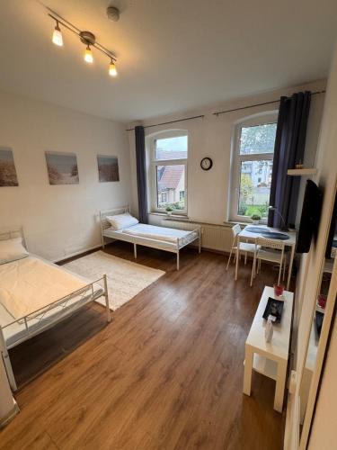a room with two beds and two windows at 2 Bett Apartment im beliebten östlichen Ringgebiet in Braunschweig
