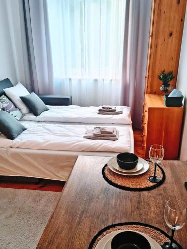 En eller flere senge i et værelse på Chrobry Square Apartament