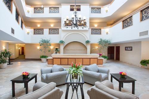 a large lobby with couches and a waiting room at Coast Anabelle Hotel in Burbank