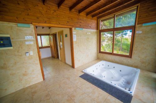 una grande camera con vasca in una casa di Apart Cabañas Gesell a Villa Gesell