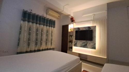 เตียงในห้องที่ Hotel Lynn Valley