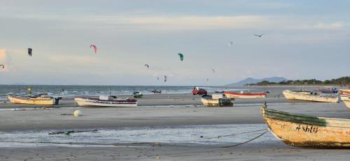 a group of boats sitting on the beach at HOTEL CASA AMARILLA et RESTAURANT in Punta Chame