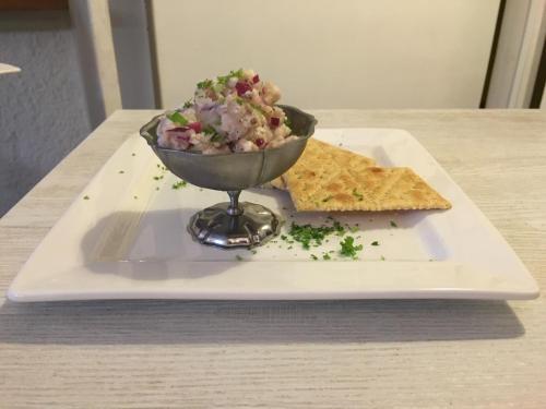 a plate with a bowl of salad and tortilla chips at HOTEL CASA AMARILLA et RESTAURANT in Punta Chame