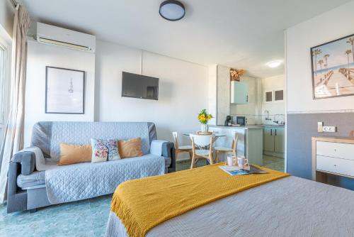una sala de estar con una cama y un sofá en Grace Pool Apartment Benalmádena, en Benalmádena