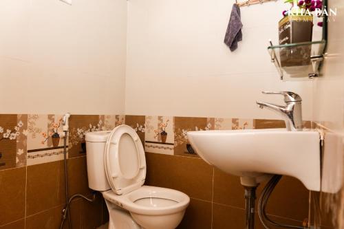 a bathroom with a toilet and a sink at Kha Bản Homestay in Cao Bằng